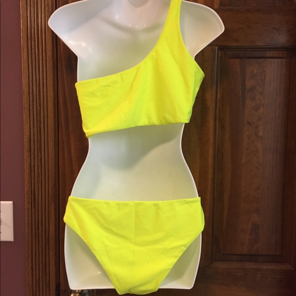 Bikini - Picture 2 of 2